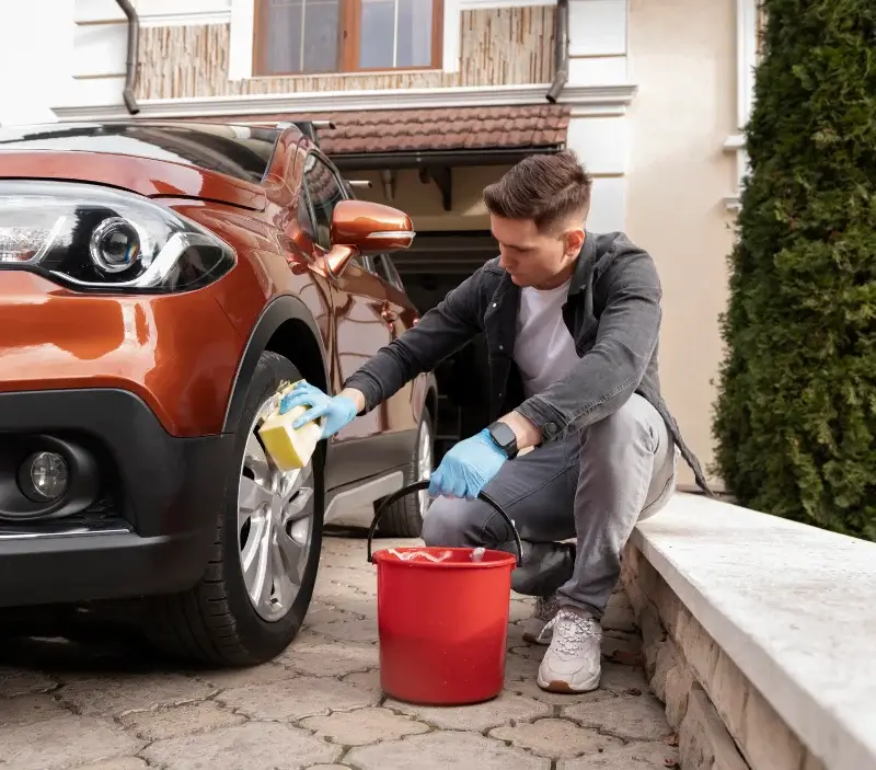 Lavage auto à domicile Lantillac : professionnel intervenant sur un véhicule